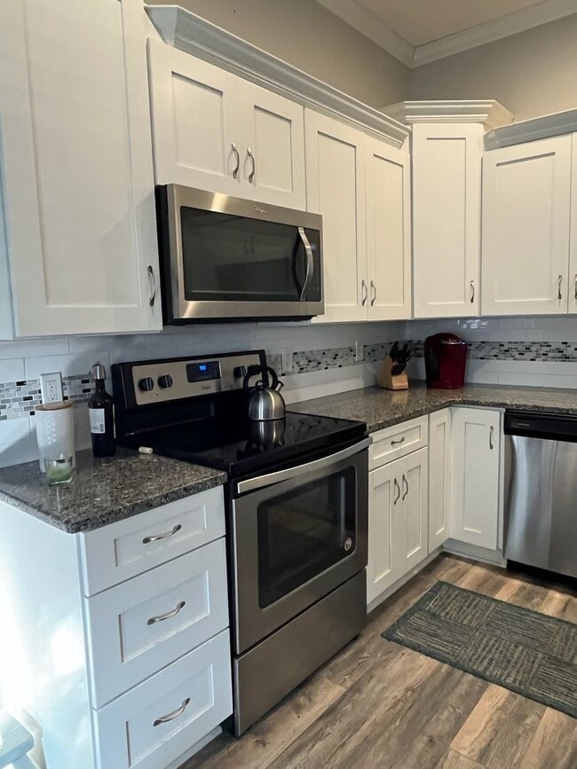 Building Photo - Beautifully Renovated Two Bedroom Highlands Home