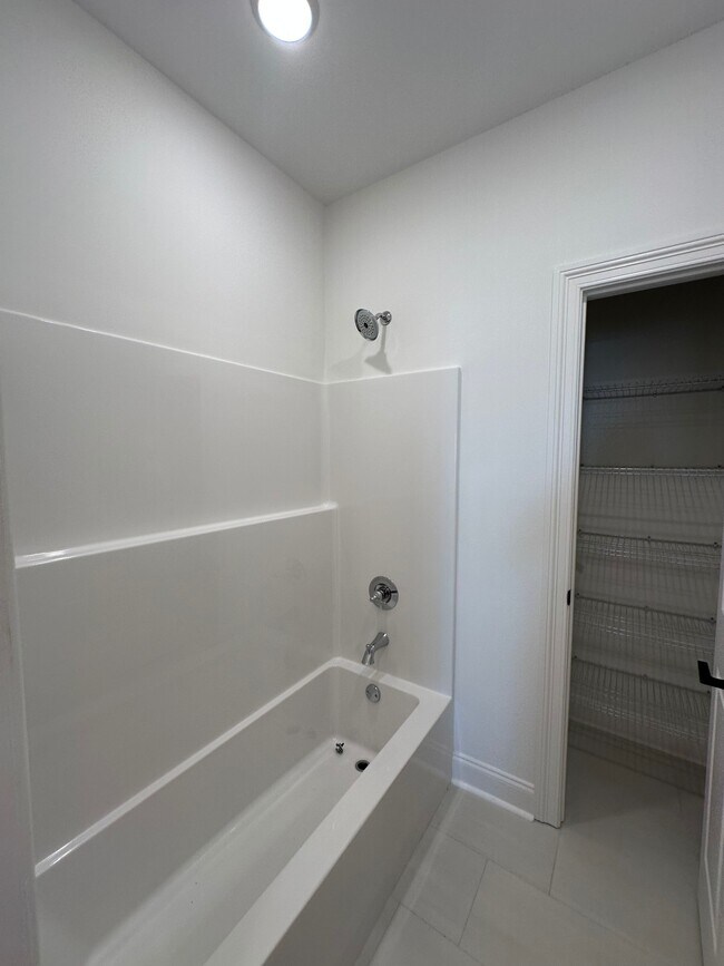 Building Photo - 636 Cottage Grv Cir