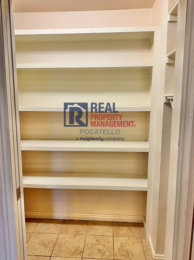 Building Photo - 3 Bed 2.5 Bath Twin Home - Double Car Gara...