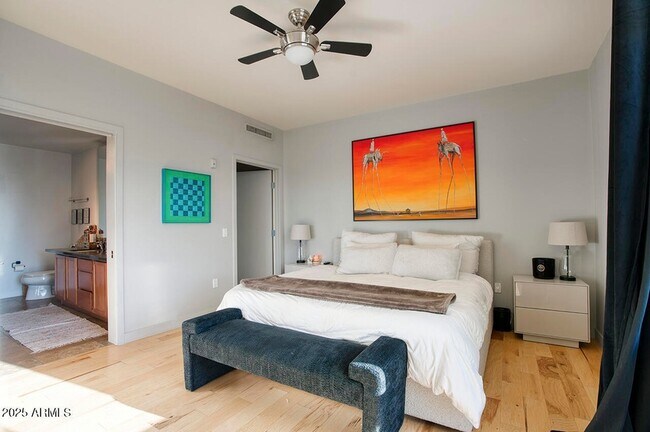 Building Photo - 208 W Portland St