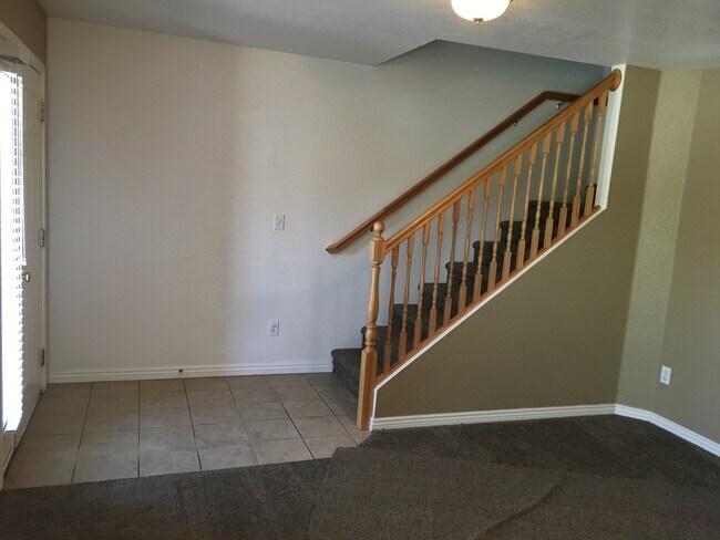 Building Photo - Desired Hidden Valley Town Home!