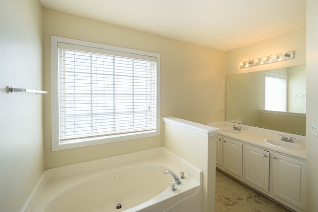 Building Photo - 3Bd/2.5Ba Home in South Fulton with Easy Access to Airport!