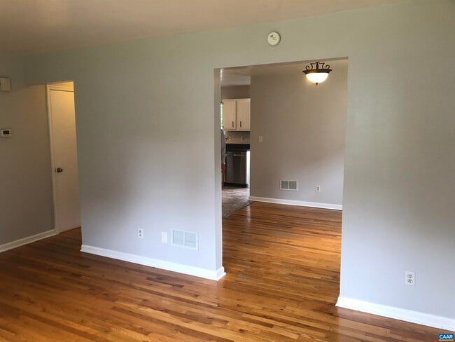 Building Photo - 206 Greentree Park