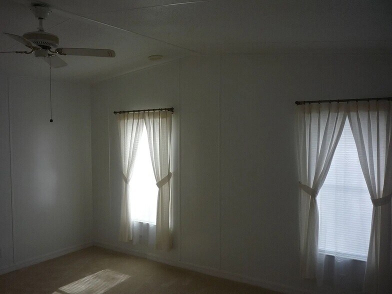 Building Photo - 4530 Skyline Dr