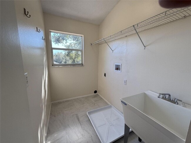 Building Photo - 12653 Longcrest Dr