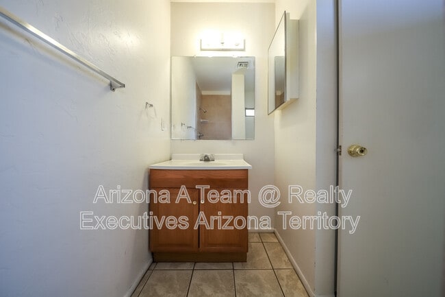 Building Photo - 2635 N Fontana Ave