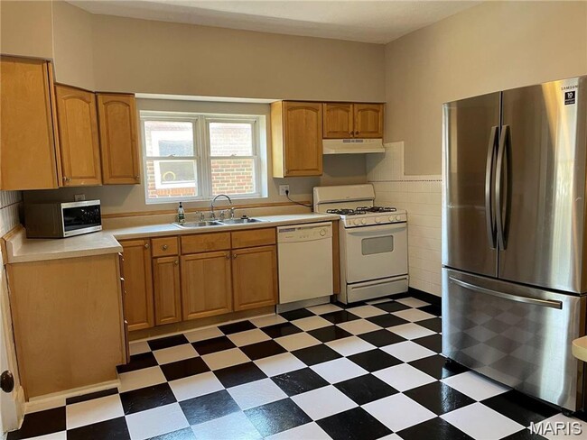 Building Photo - Open floor plan in ideal south city location