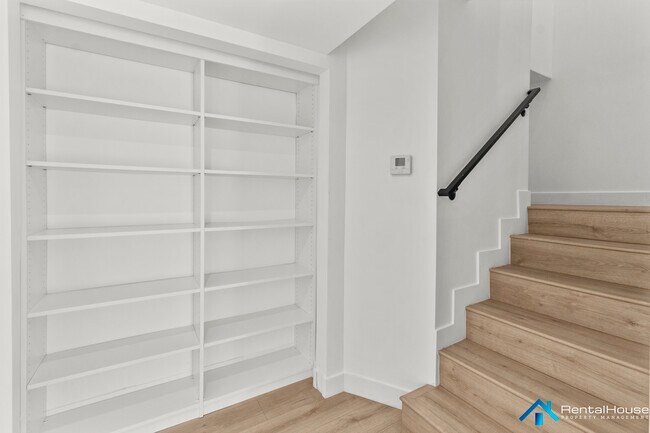 Building Photo - 3005 La Paz Dr