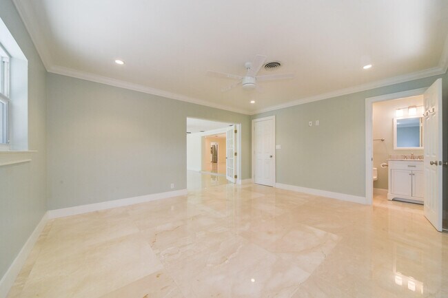 Building Photo - 709 W Royal Palm Rd