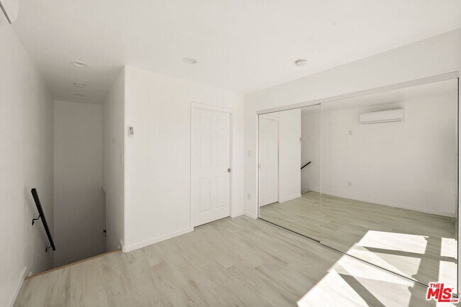 Building Photo - 435 W Elk Ave