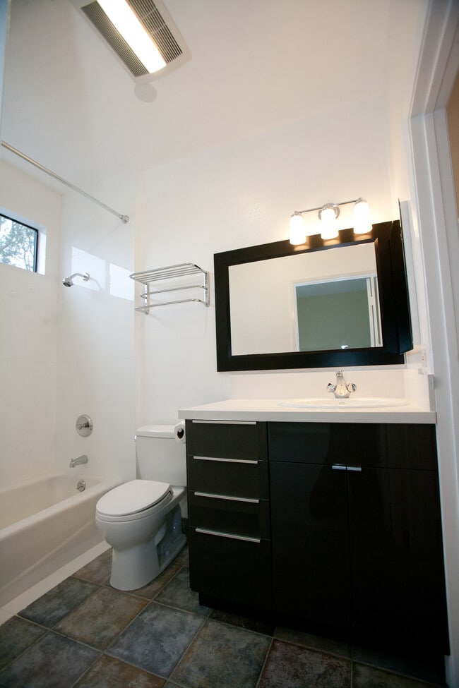 Main bathroom - 4106 McLaughlin Ave