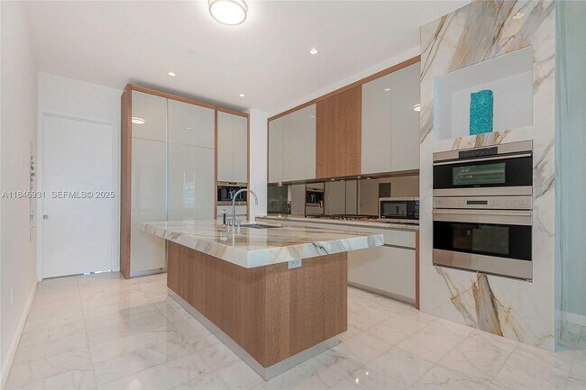 Building Photo - 2821 S Bayshore Dr