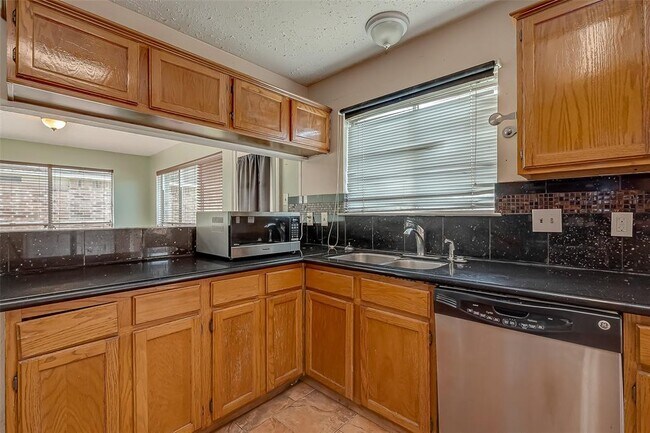 Building Photo - 2026 Sandy Knoll Dr