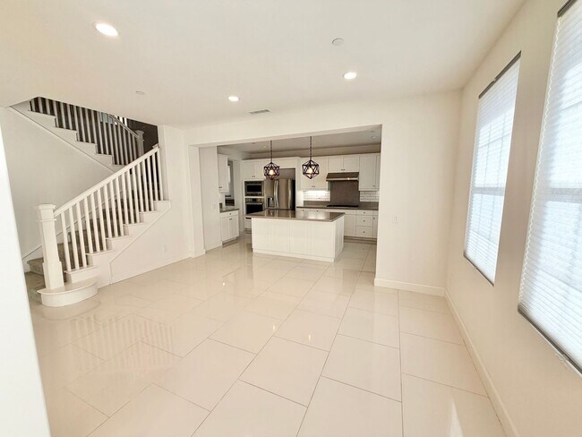 Building Photo - Gorgeous 4 bed 3 bath in the desired Portola Springs