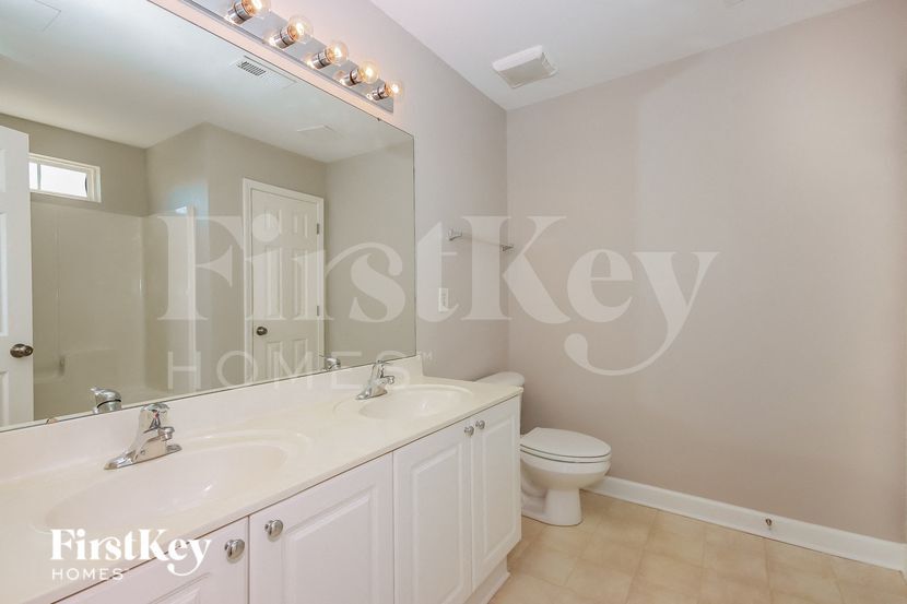 Building Photo - 8125 Rolling Meadows Ln