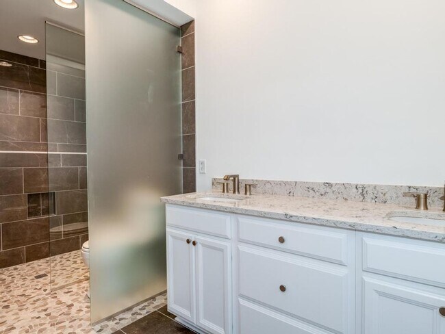 Building Photo - Luxury Townhome in the Heart of Cranberry Twp