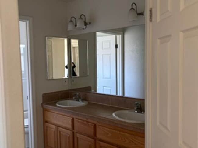Building Photo - Charming 2-Story Home in a Convenient Tehachapi Location