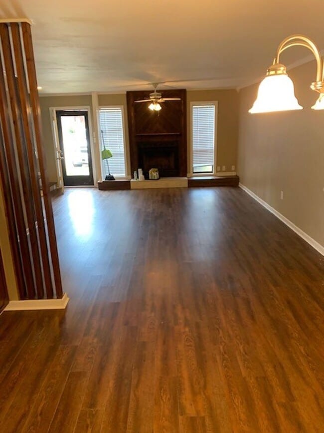 Building Photo - 317 Rock Knoll Dr