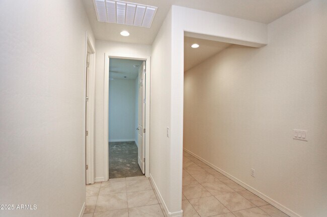 Building Photo - 935 W Finch Dr