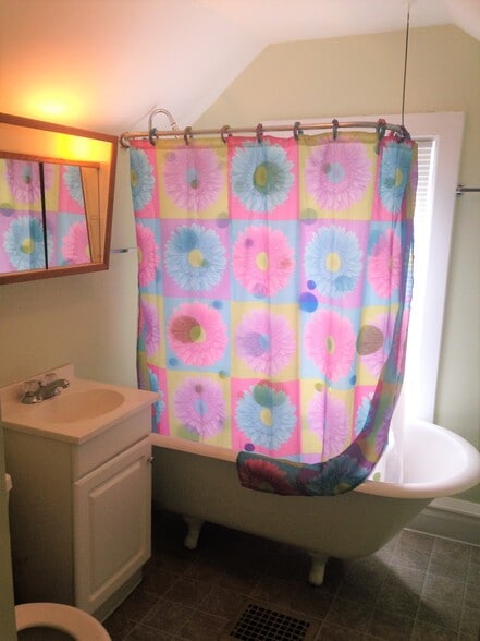 Building Photo - 613 E 8th St