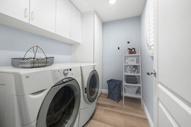 Building Photo - Upgraded 2-Bedroom in Gated Summit Community