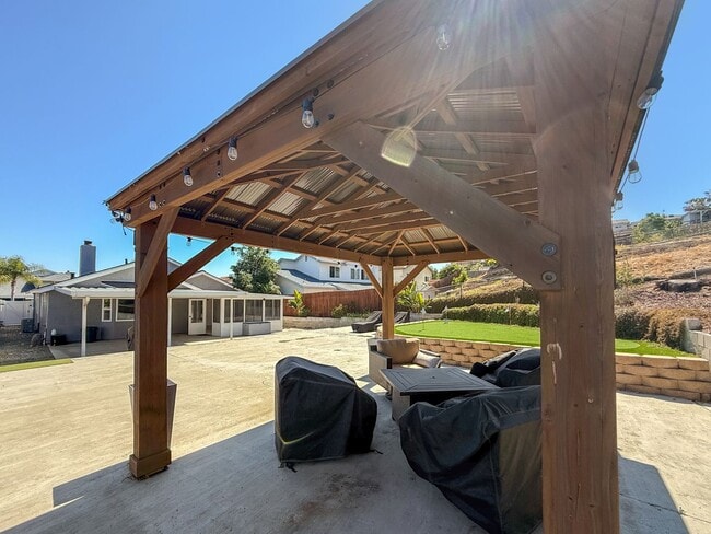 Building Photo - Newly Remodeled 3B 2BA Home w/ Putting Gre...