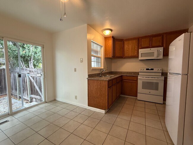 Building Photo - Lynn Ave Duplex