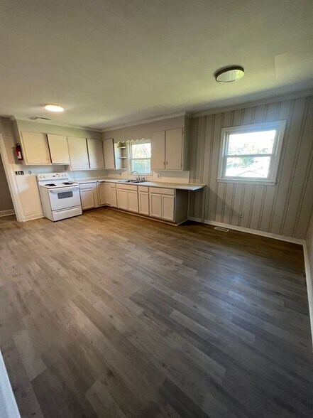 Building Photo - 323 Coltrane Ave