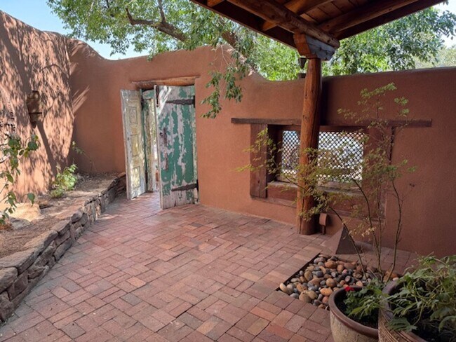 Building Photo - 15 Cielo Cumbre Rd