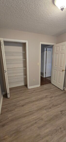 Building Photo - 2025A Stoneycreek Dr