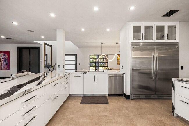 Building Photo - 839 NE Bay Isle Dr