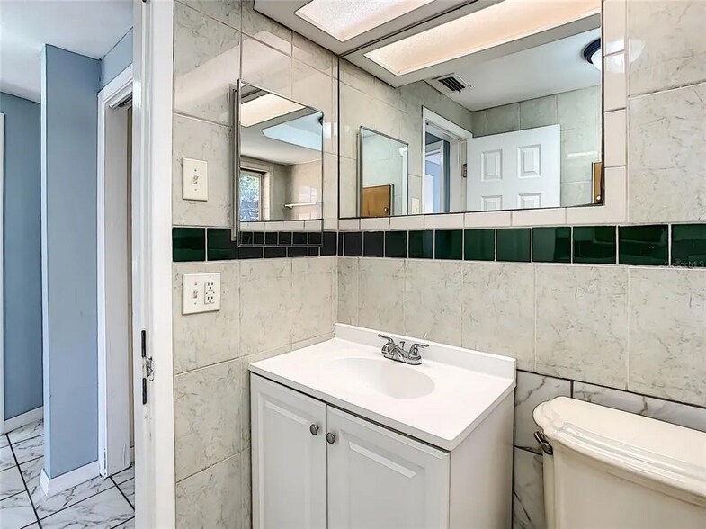 Building Photo - 4239 Ridgefield Ave