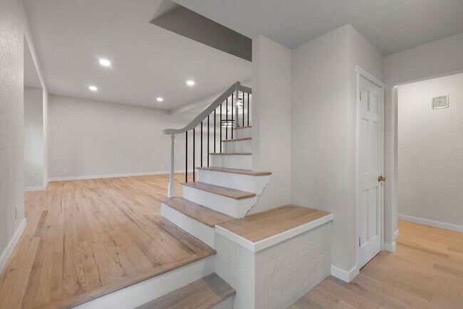 Building Photo - 4 Bedroom completely remodeled home in Fort Collins