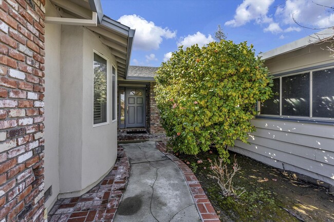 Building Photo - Tons of Space l Great Schools l Prime Sili...