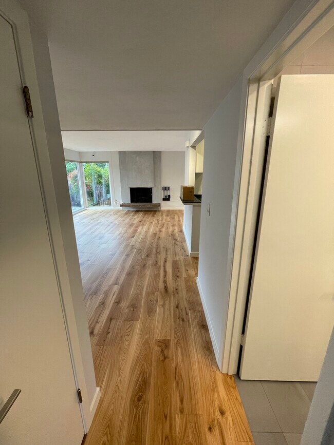 Building Photo - 36 Redwood Ave