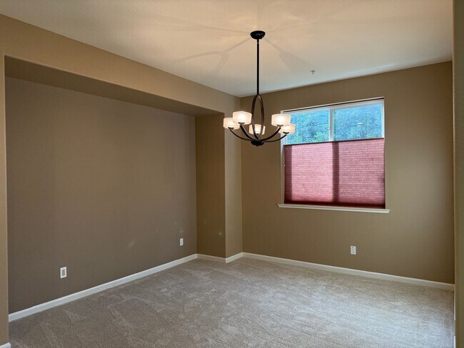 Building Photo - Private Cul-de-Sac Home in Gated Roseville Community with Views