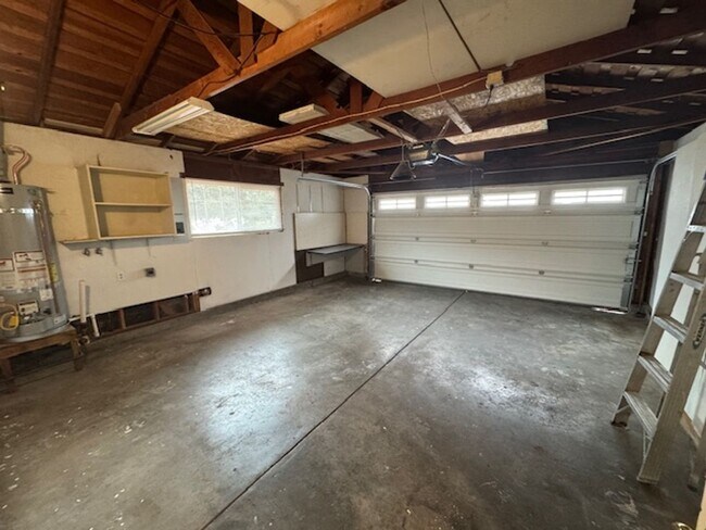 Building Photo - Beautiful 4 Bedroom House Available Now!