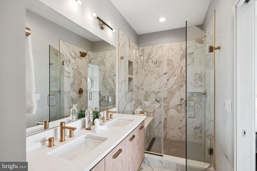 Building Photo - 670 N 13th St