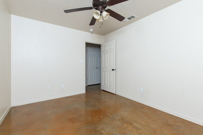 Building Photo - 613 Kendra Dr