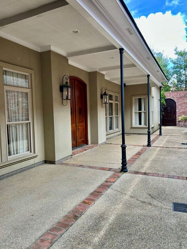 Building Photo - 2724 Bocage Lake Dr