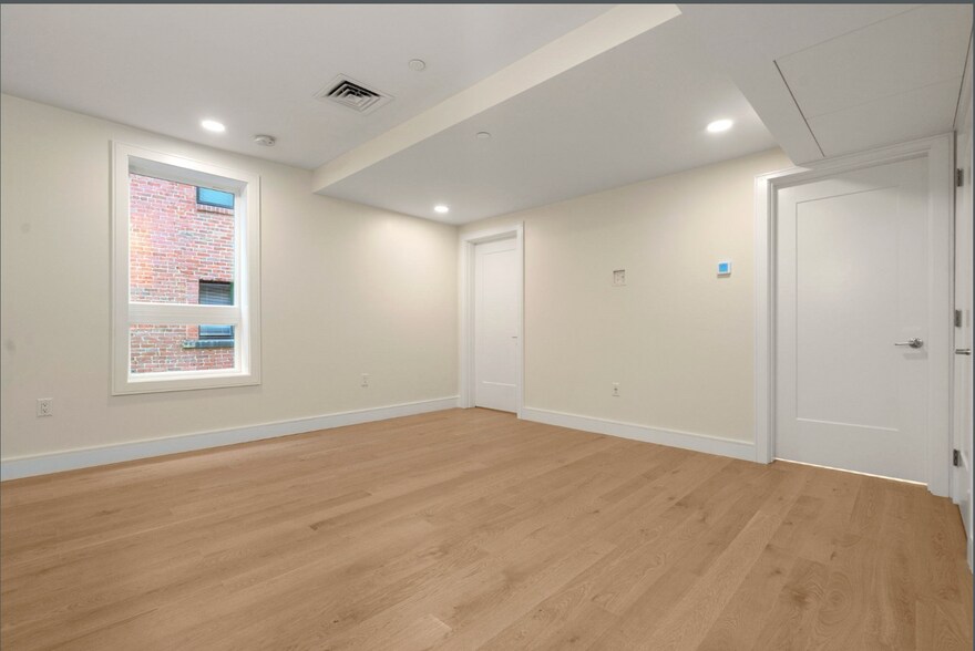 Building Photo - 305 Border St