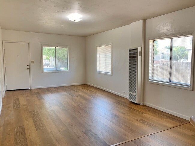 Building Photo - 3 Bedroom in Hollister