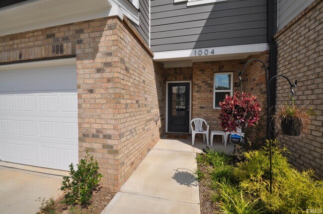Building Photo - 1004 Pyrenees Way