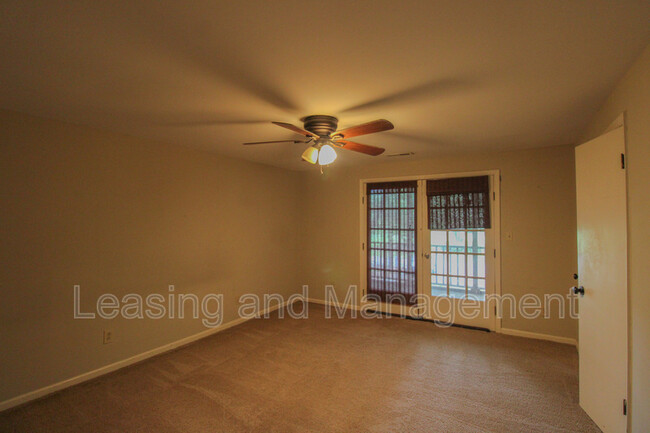 Building Photo - 1685 Pinckney Park Dr