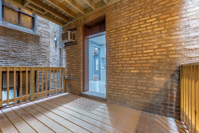Building Photo - 1329 W Addison St