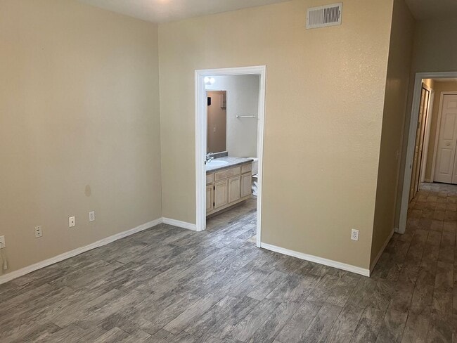 Building Photo - Beautiful 2 Bedroom 2 Bath Condo in the Ha...