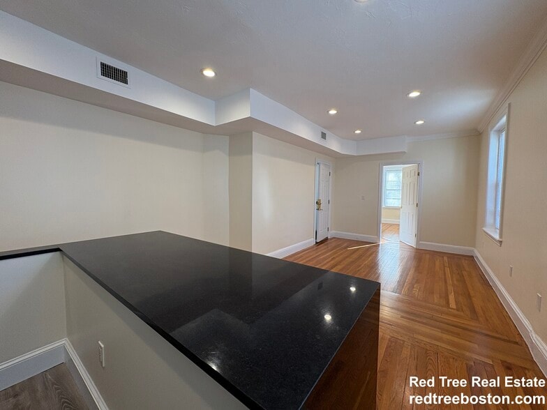 Building Photo - 73 Thatcher St