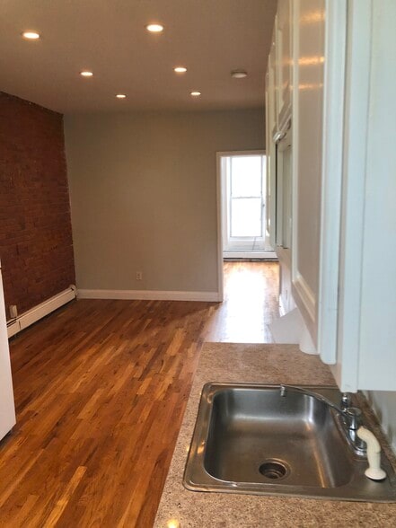 Building Photo - 262 Suydam Ave