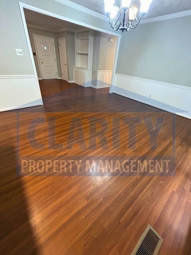 Building Photo - Centrally located, three bedroom home!