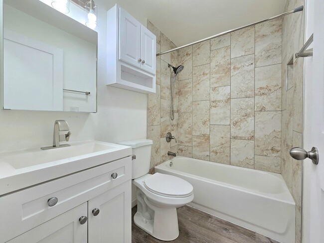 Building Photo - 2 Bedroom Condo In Lynnwood Available Now